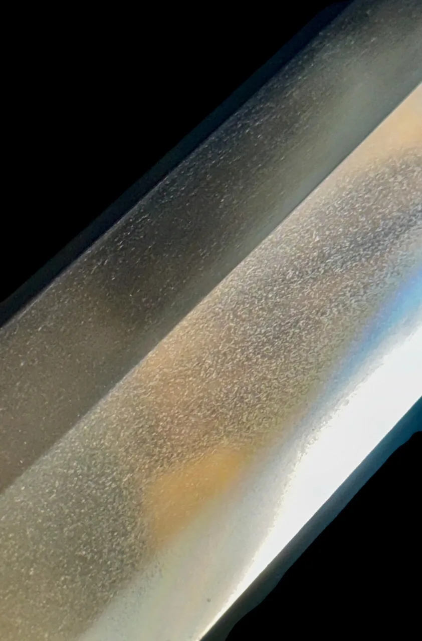 Closeup of the exceptional granular jigane on a Jūyō Tōken Wakizashi by Shume no Kami Ippei Yasuyo.