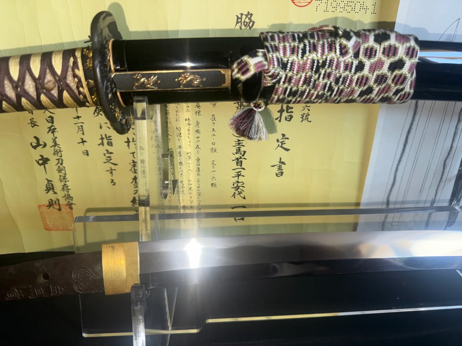 Top view of Jūyō Wakizashi by Shume no Kami Ippei Yasuyo with Tokugawa Aoi Crest and certificate