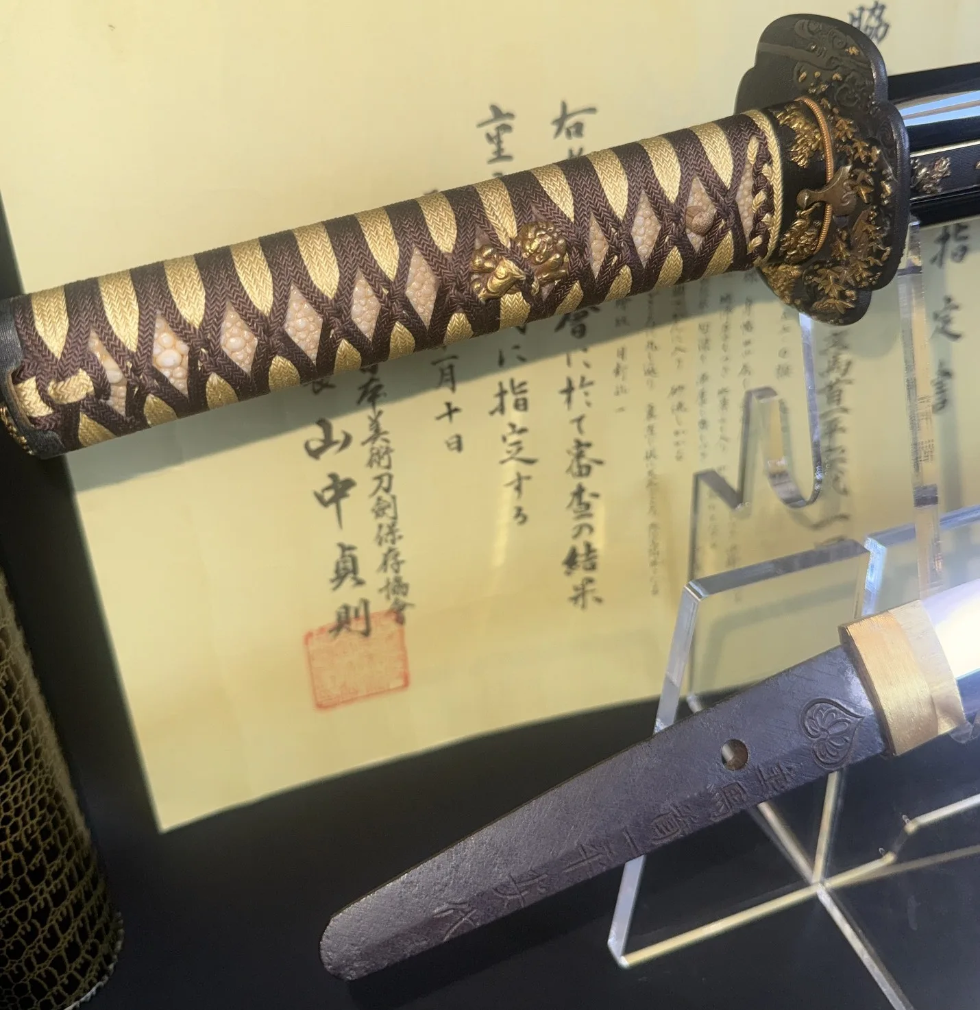 Jūyō Tōken Wakizashi by Shume no Kami Ippei Yasuyo, visible tang with Tokugawa Aoi Crest, gilt tsuka, and Japanese papers