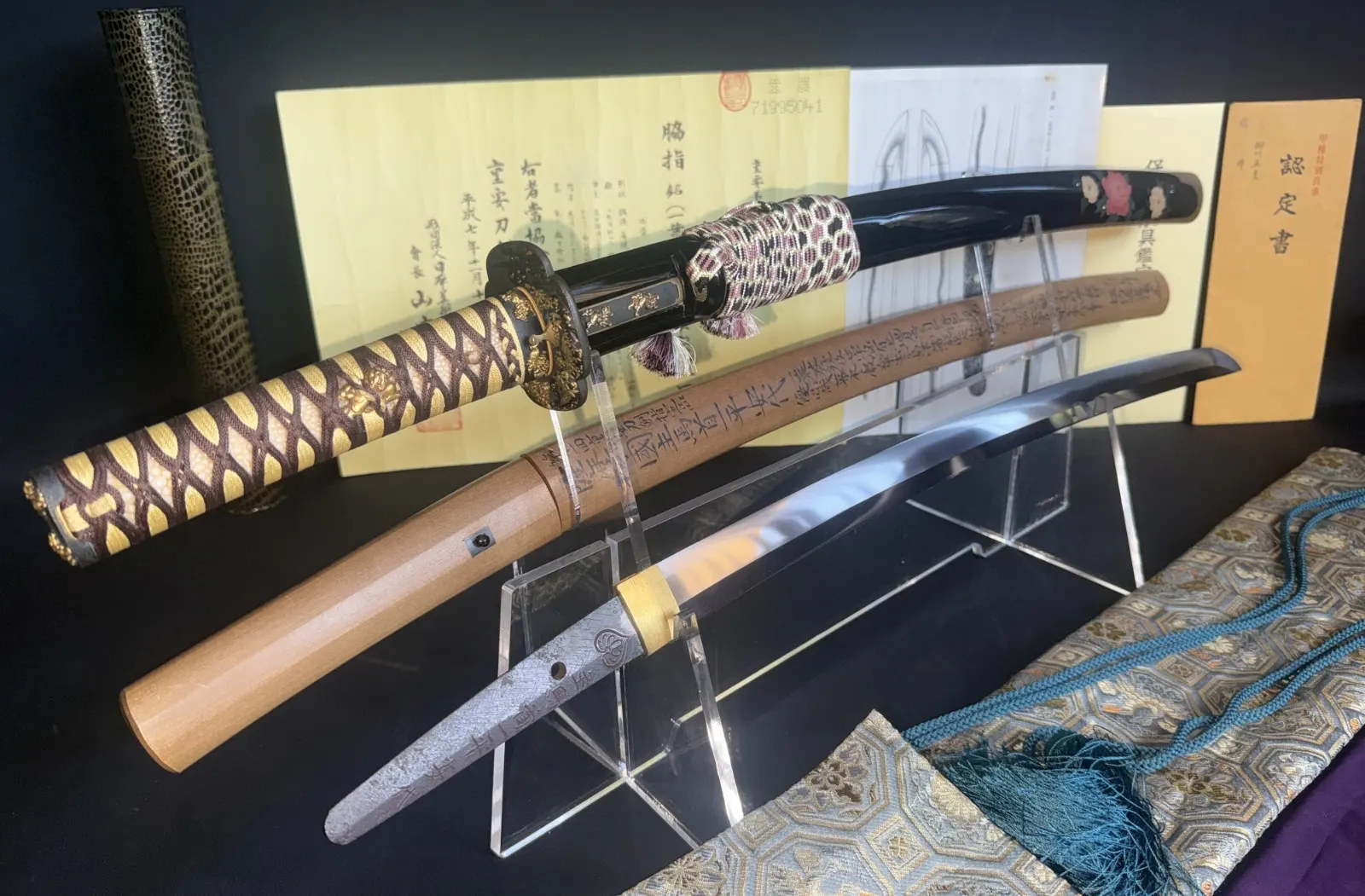 Juyo Token Wakizashi by Shume no Kami Ippei Yasuyo with Tokugawa Aoi Crest, displayed sword and bare blade