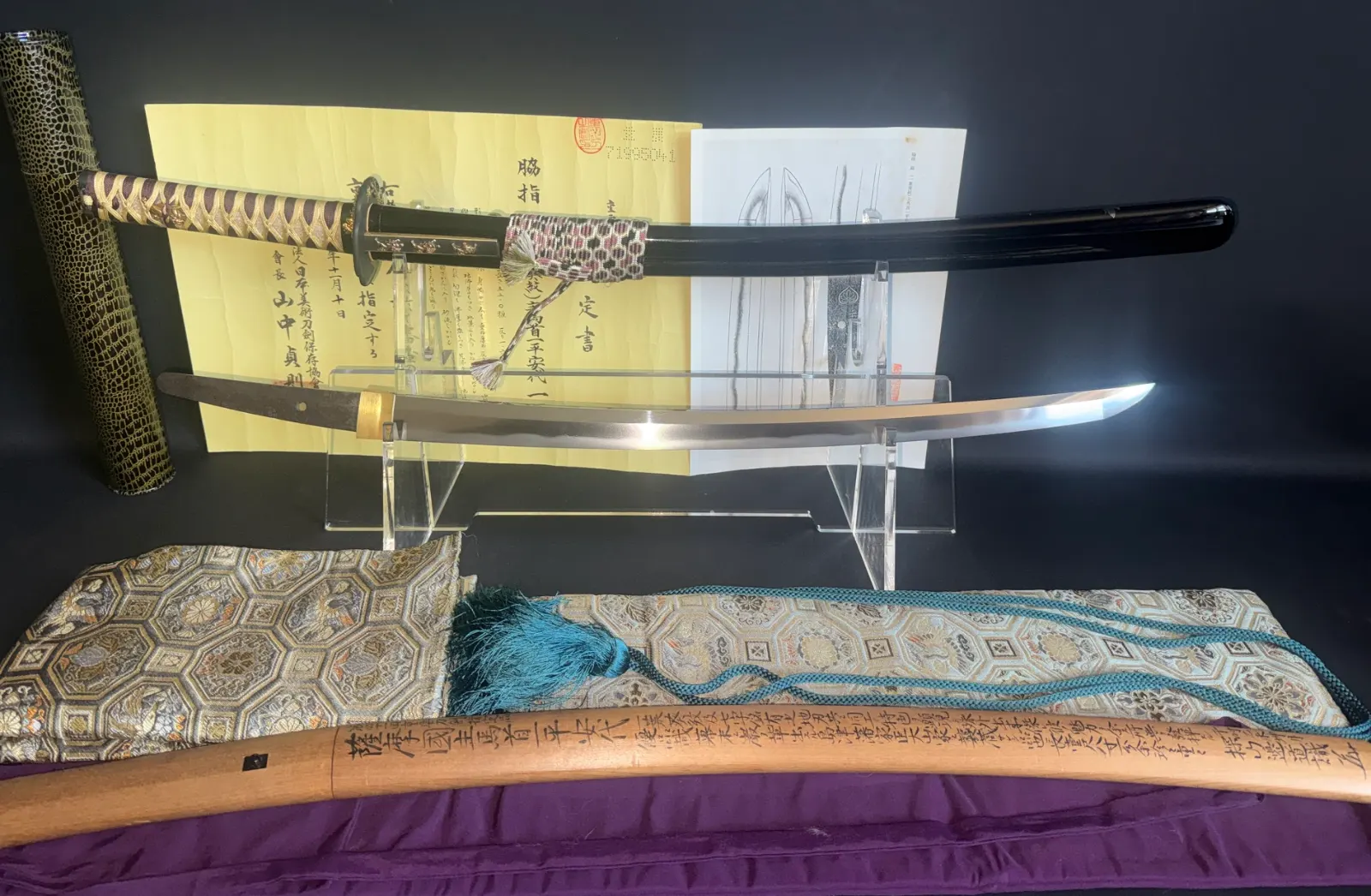 Complete Jūyō Tōken Wakizashi by Shume no Kami Ippei Yasuyo with Tokugawa Aoi Crest, displayed with scabbard.