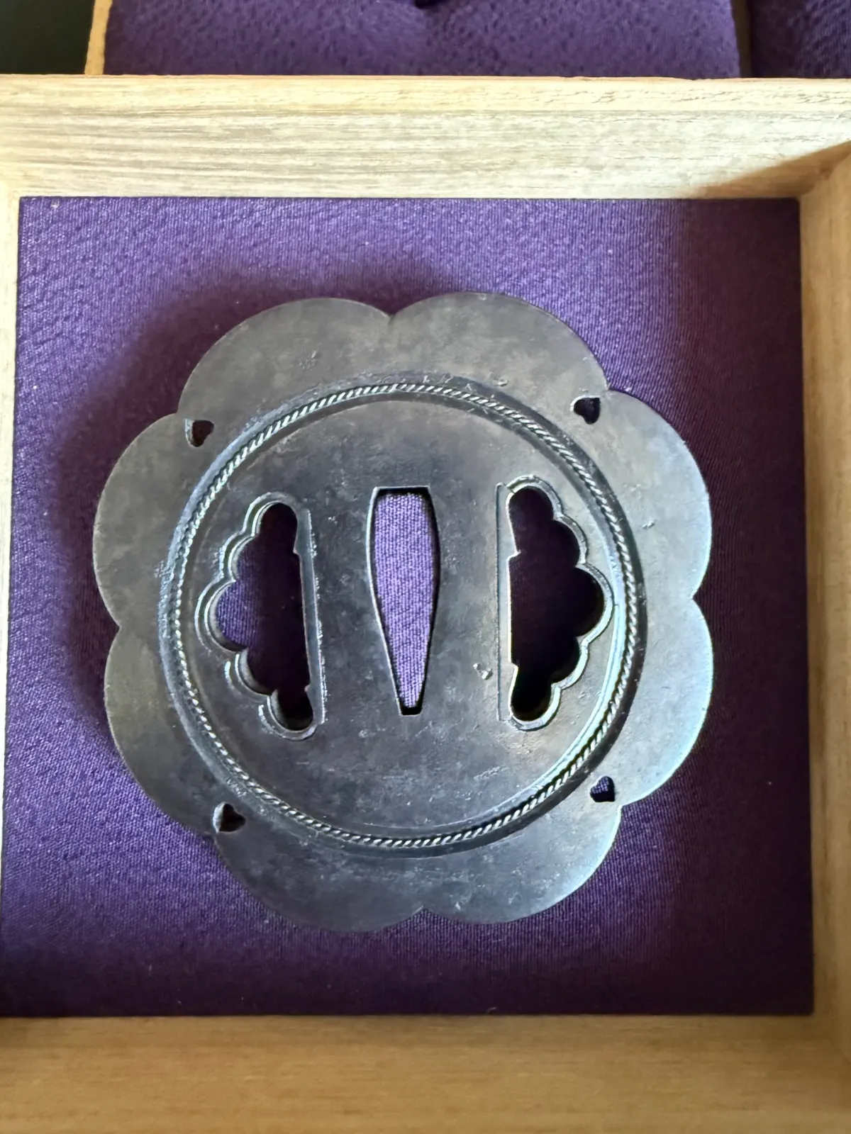 Kamiyoshi Fukanobu Daishō Tsuba Set Tokubetsu Hozon, silver colored scalloped tsuba with openings in wooden box