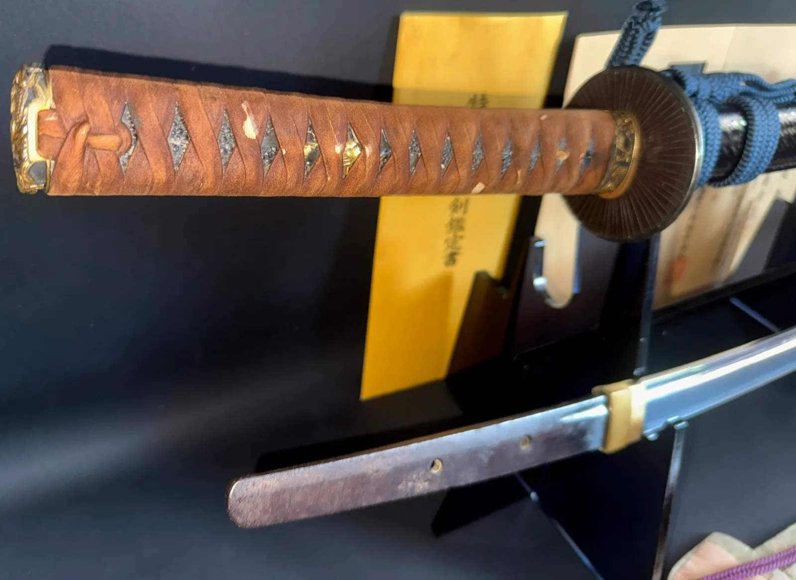 Close-up of a Kamakura Katana Rai Kunizane Tokubetsu Hozon, showing its brown tsuka and tang