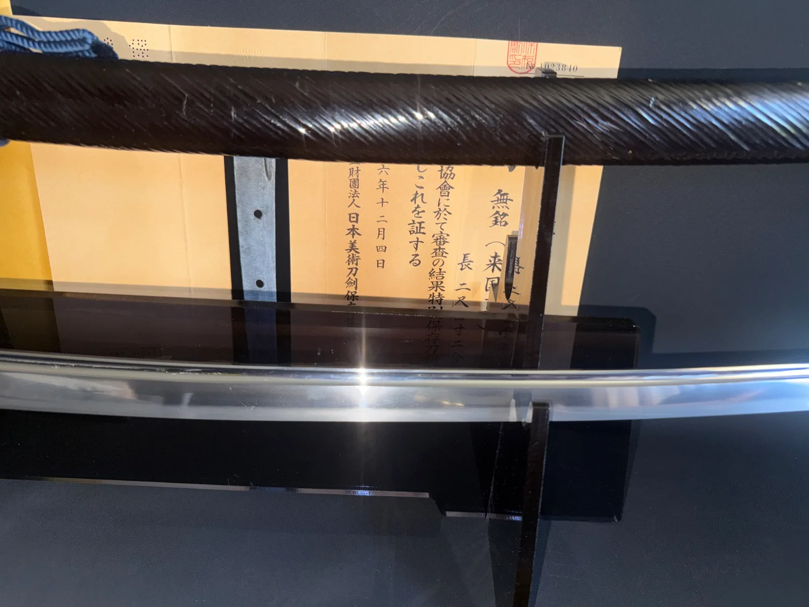 Kamakura Katana Sword Attributed to Rai Kunizane Tokubetsu Hozon, blade reflection seen from side