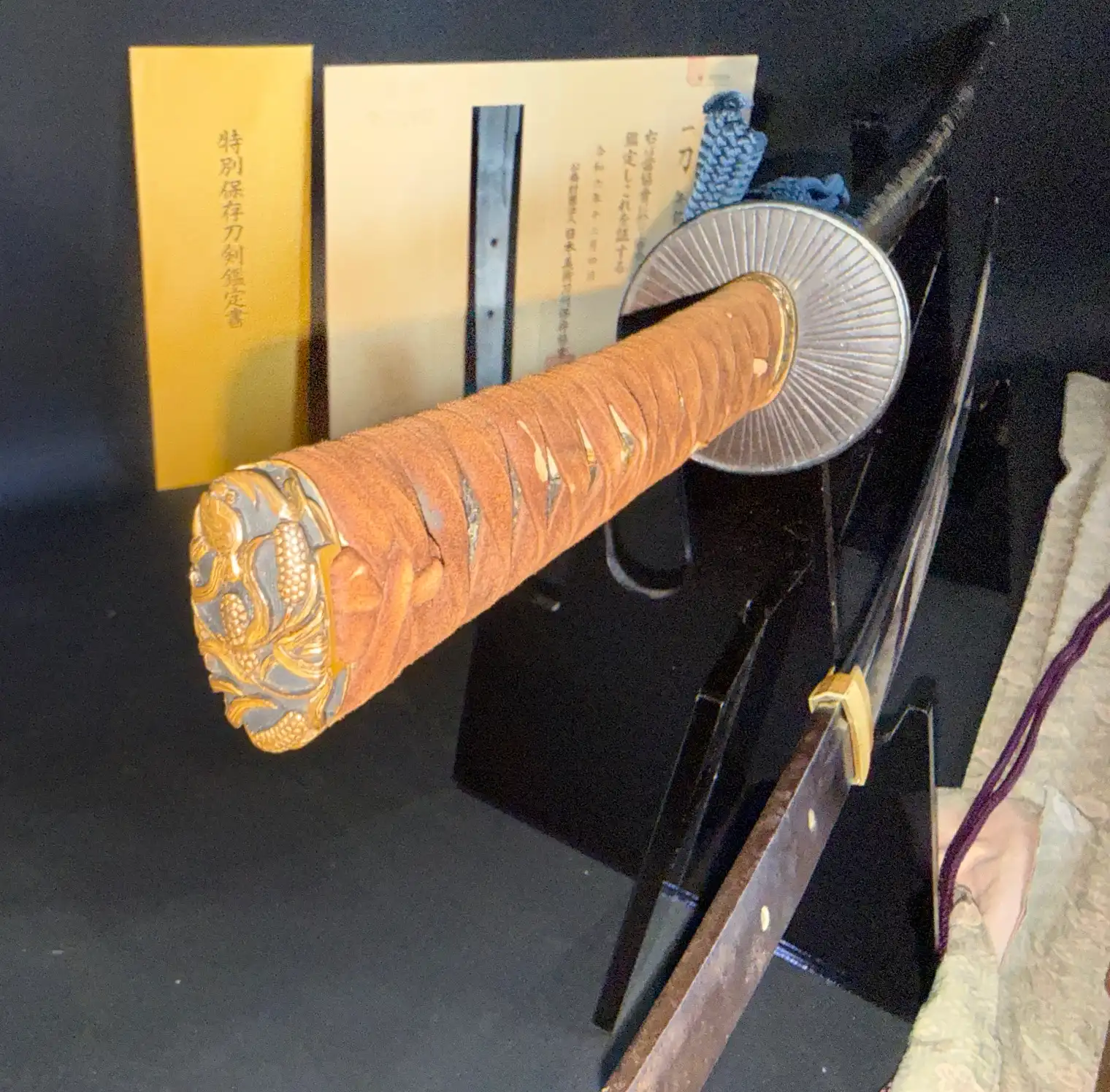 Kamakura Katana Sword Attributed to Rai Kunizane from NBTHK, Tokubetsu Hozon, close-up of handle and tsuba