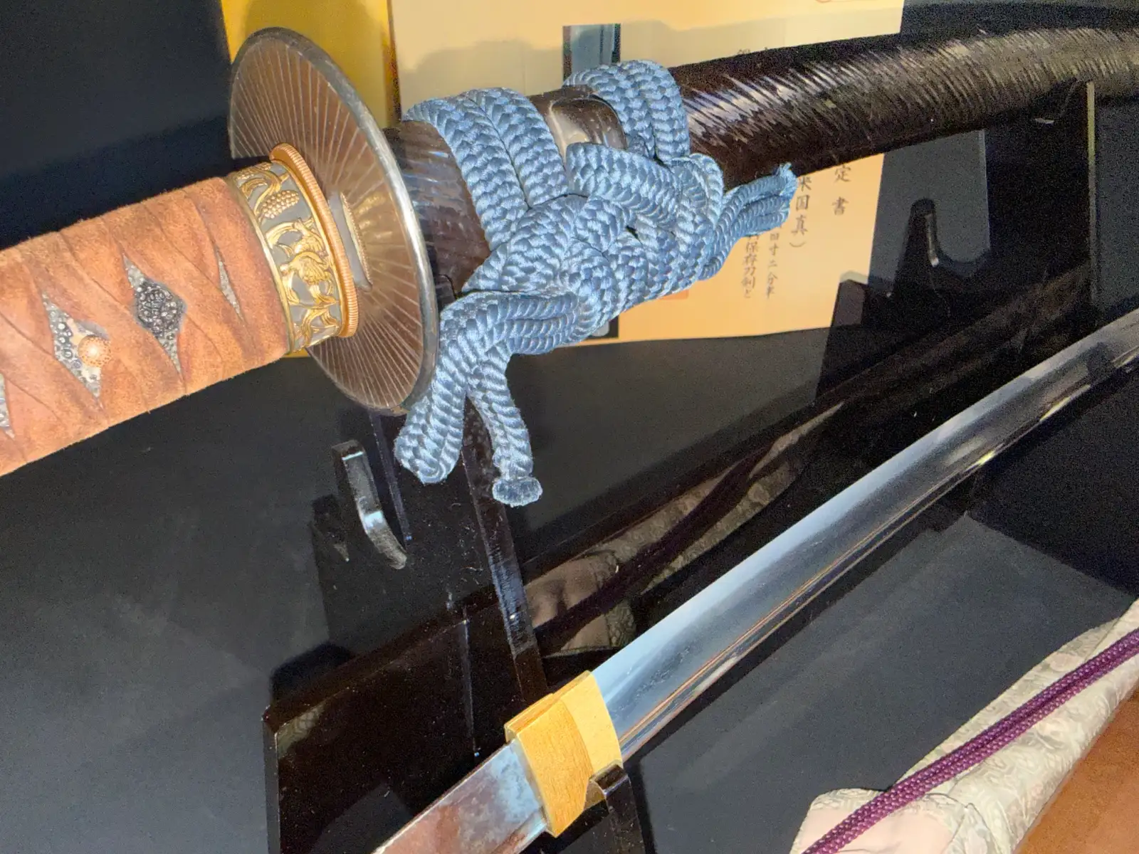 Kamakura Katana Sword Rai Kunizane Tokubetsu Hozon, close-up of hilt and shining blade on display