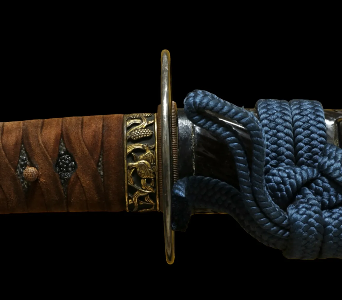 Kamakura Katana Rai Kunizane Tokubetsu Hozon, close-up of brown tsuka, blue ito, and golden fuchi detail