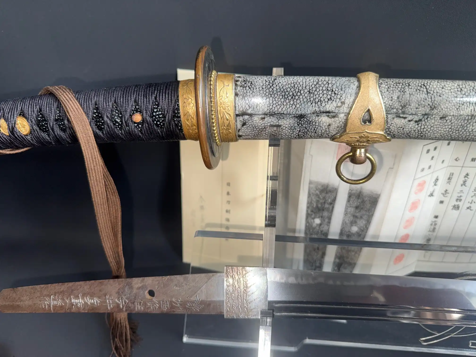 Naval Commissioned Gendaitō katana by Sadashige Gassan, close up of handle, tsuba, and start of blade.