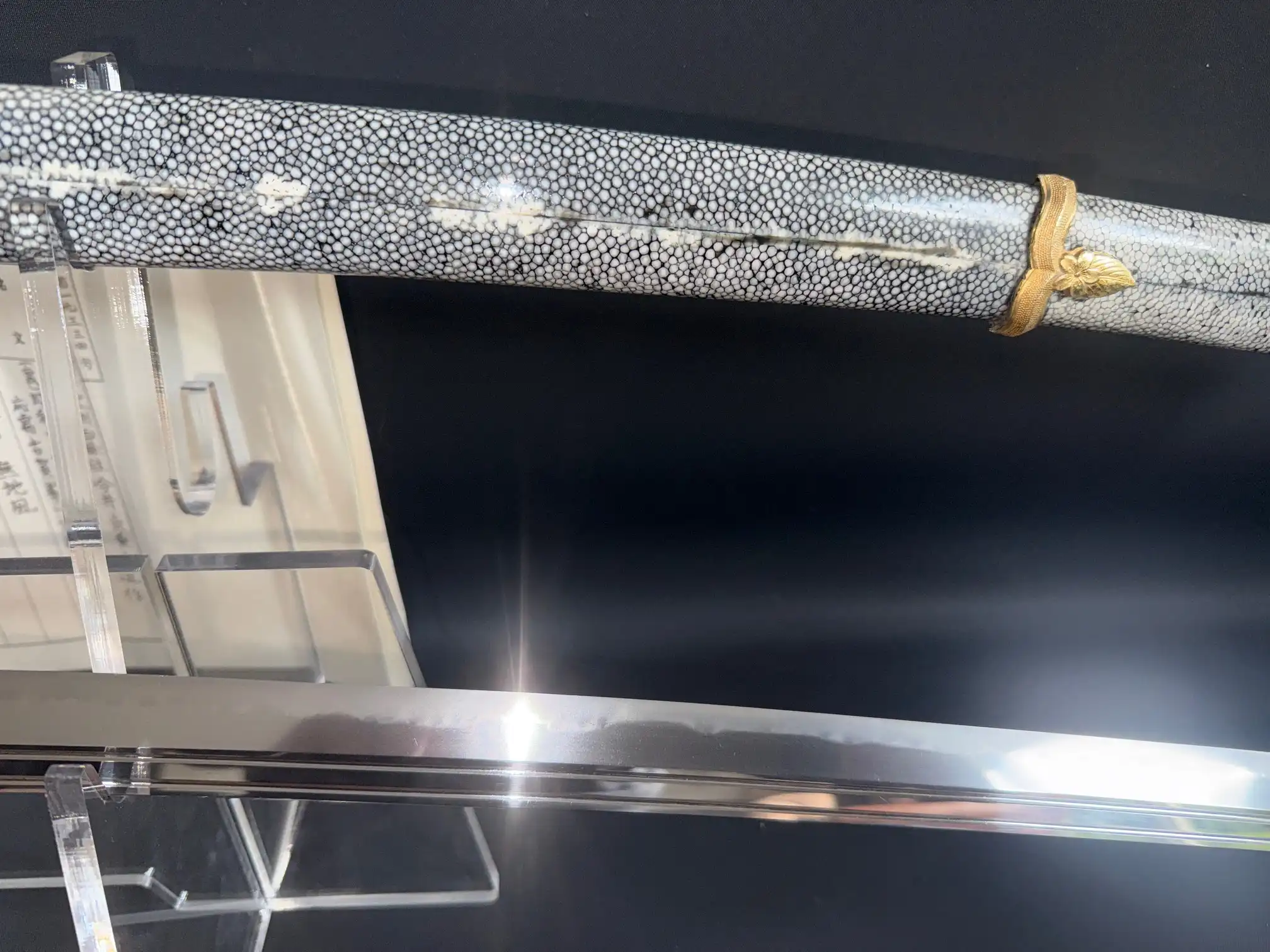 Shiny Naval Commissioned Gendaitō katana by Sadashige Gassan with white samegawa hilt and gold accents