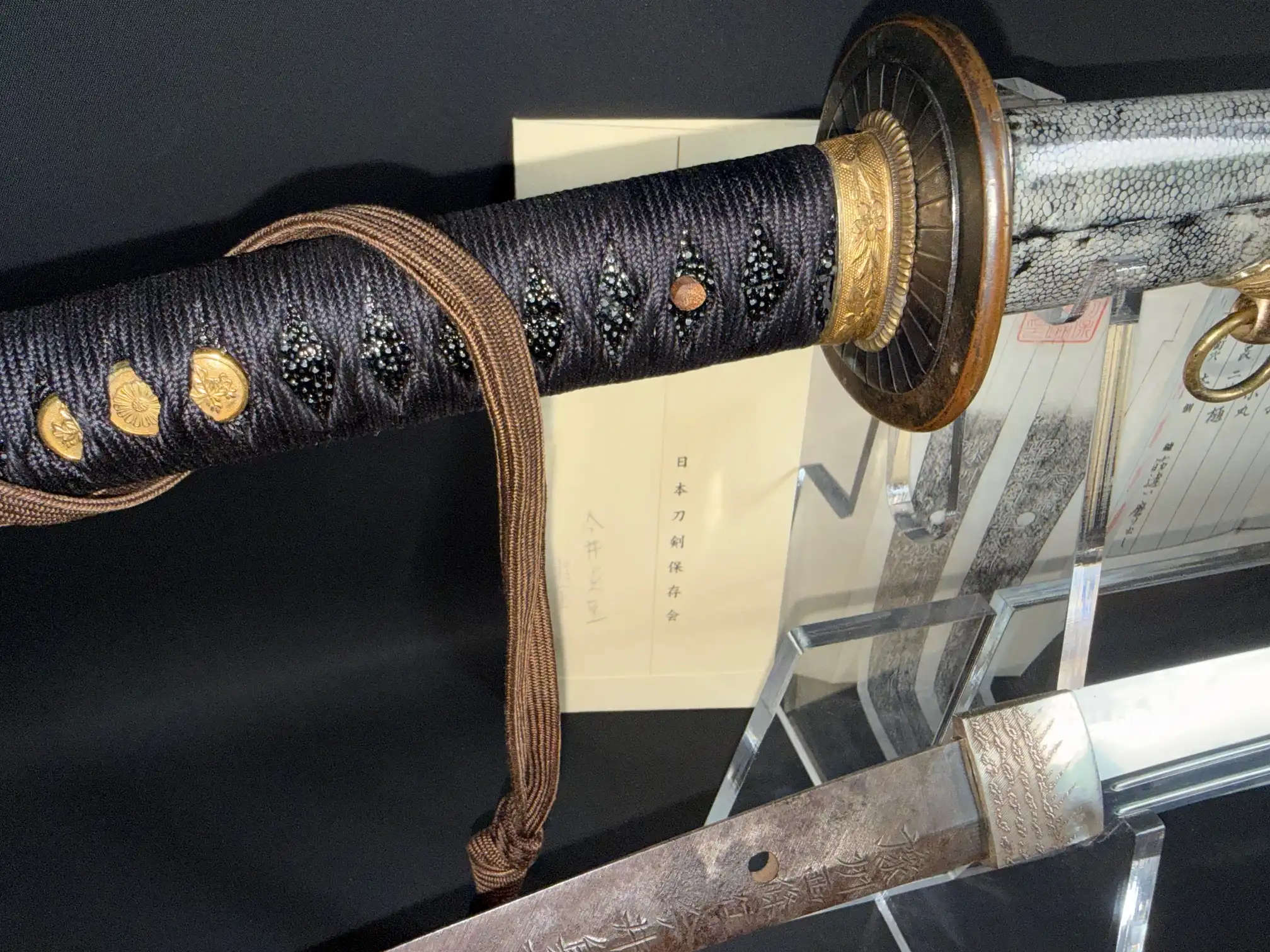 Naval Commissioned Gendaitō katana by Sadashige Gassan, handle pommel, and exposed tang with carving.