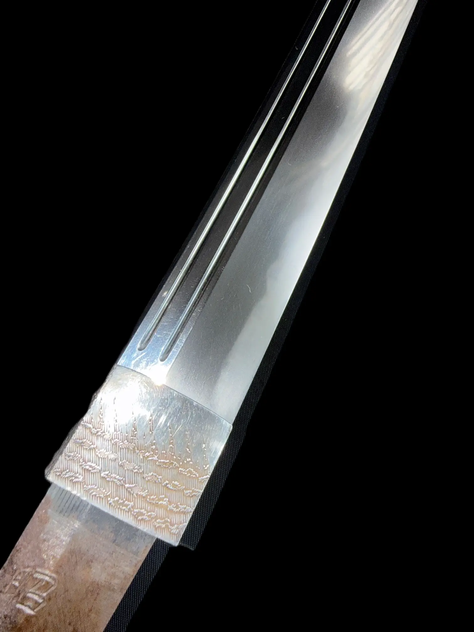 Close-up view of the Naval Commissioned Gendaitō katana by Sadashige Gassan, showing hamon and blade collar.