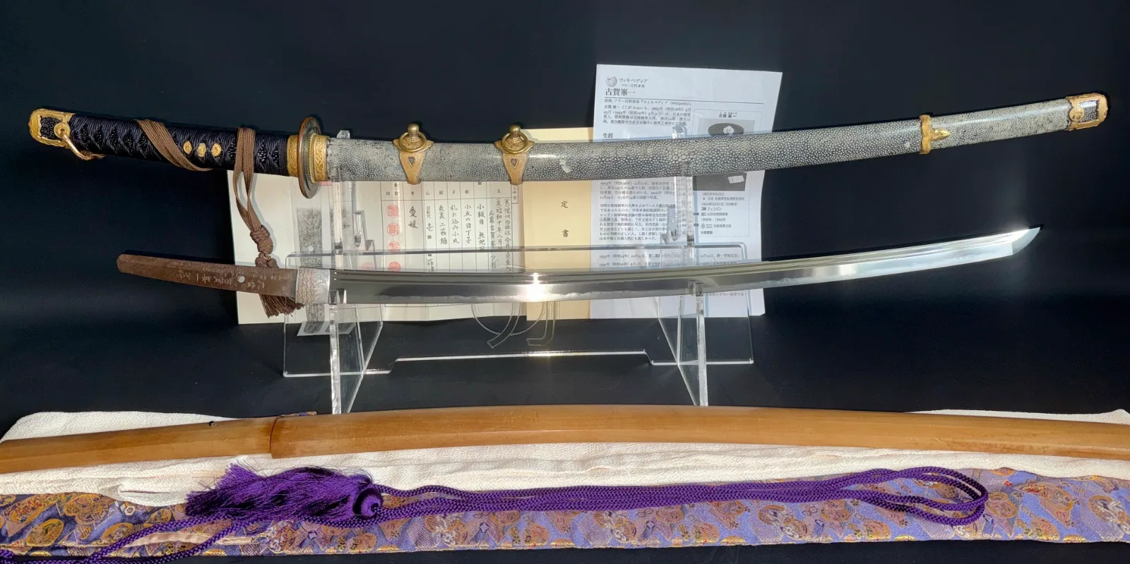 Naval Commissioned Gendaitō katana by Sadashige Gassan, with scabbard, presented on display stand.