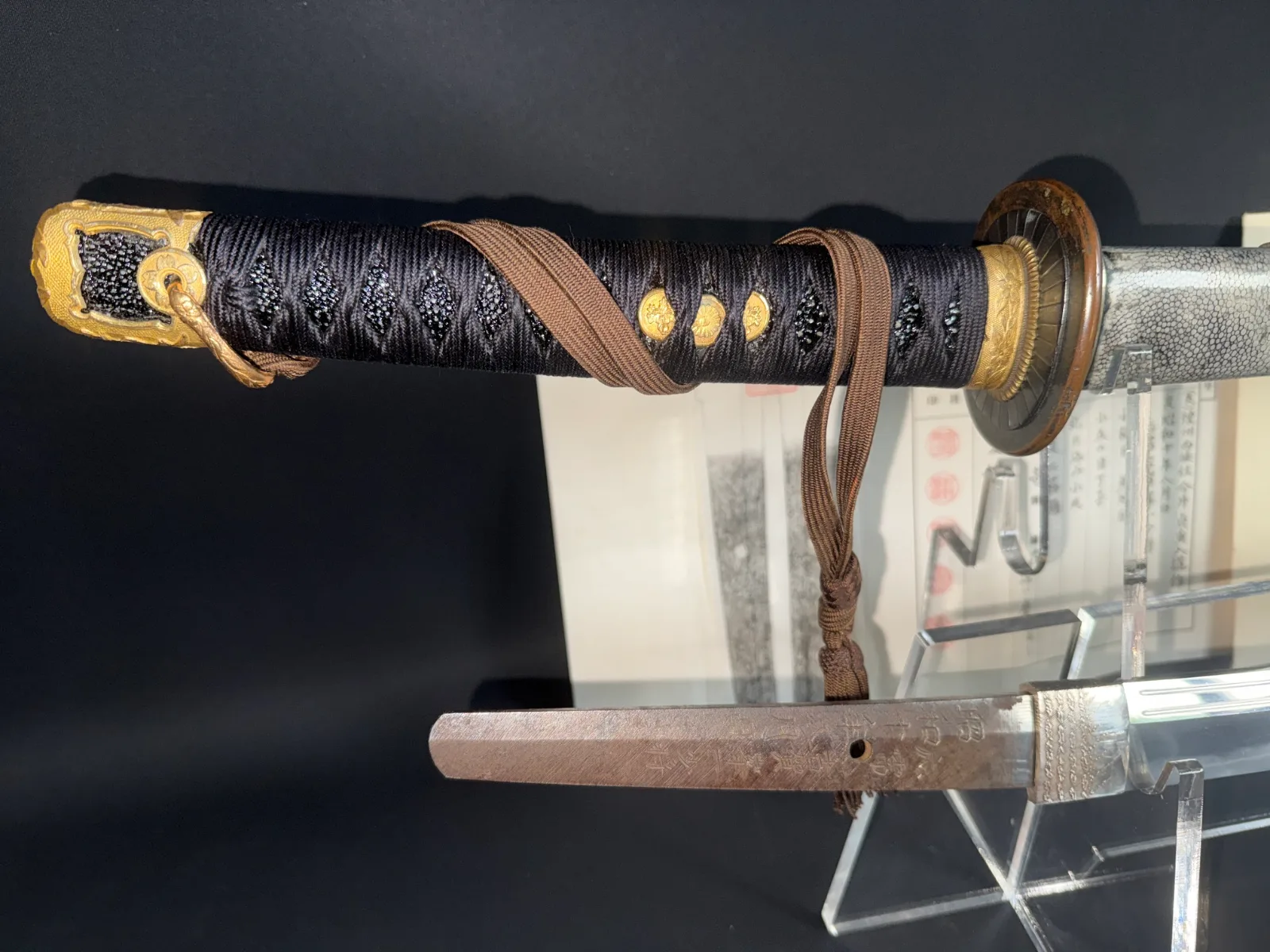 Naval Commissioned Gendaitō katana by Sadashige Gassan, close up of handle and tang with inscription