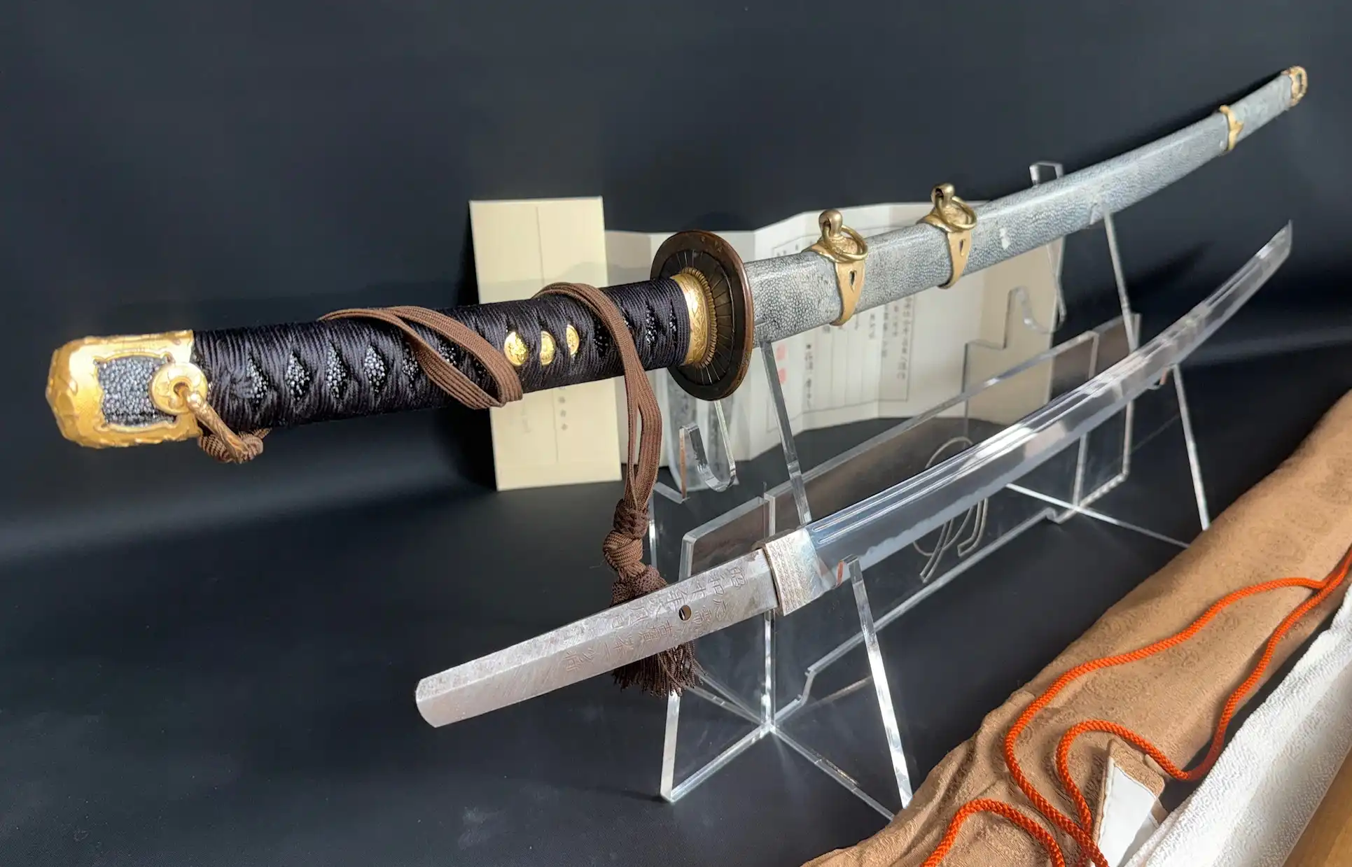 Naval Commissioned Gendaitō katana by Sadashige Gassan, blade and sheathed hilt from upper left to lower right
