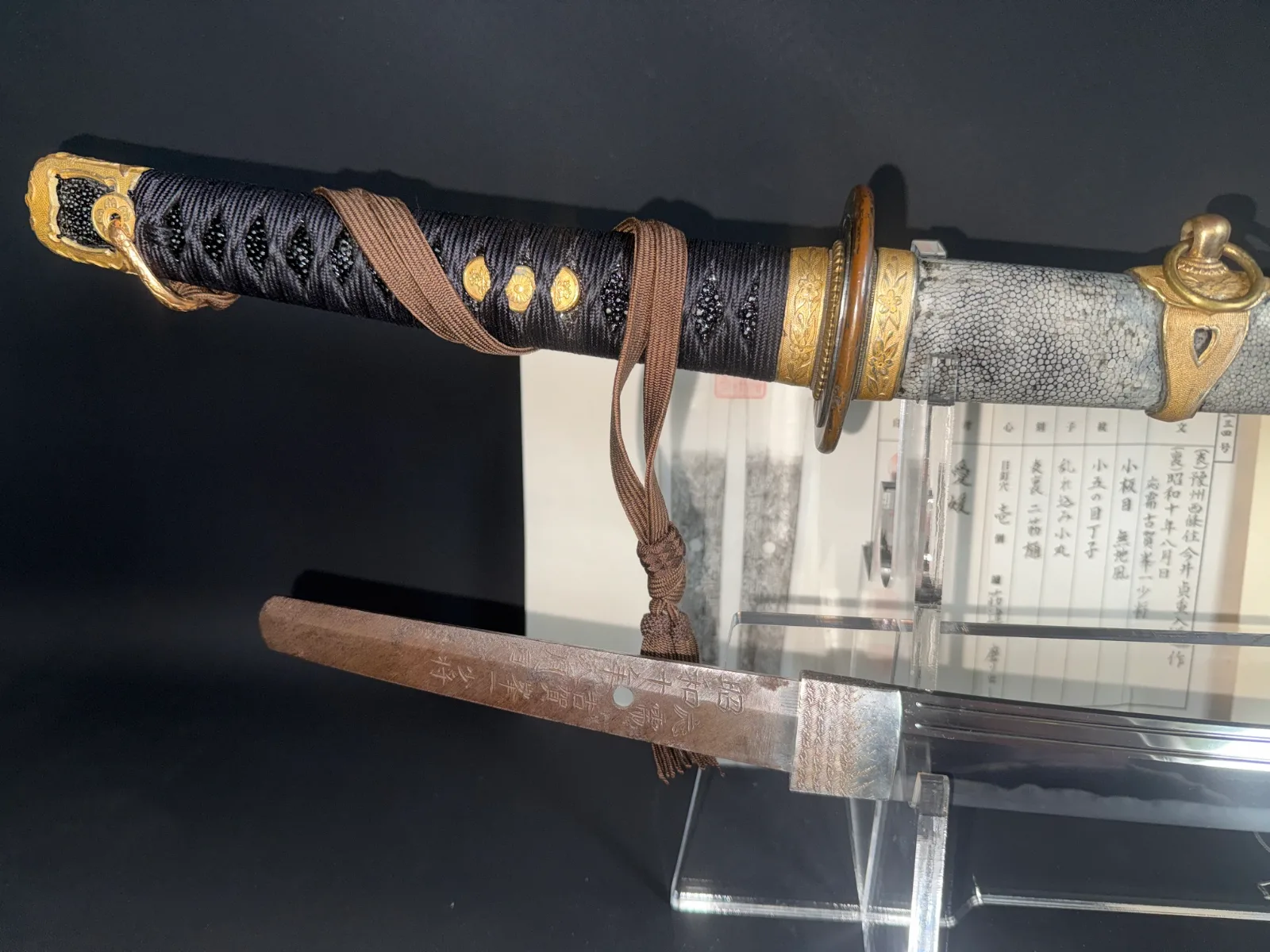 Naval Commissioned Gendaitō katana by Sadashige Gassan, close up hilt and partially rust-stained tang
