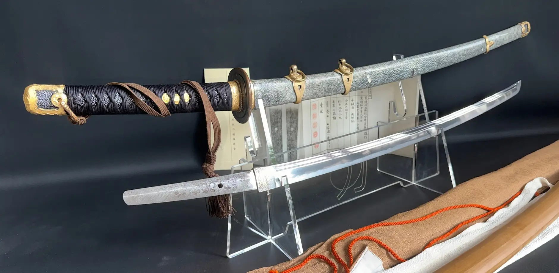 Naval Commissioned Gendaitō katana by Sadashige Gassan, blade and scabbard displayed on stands