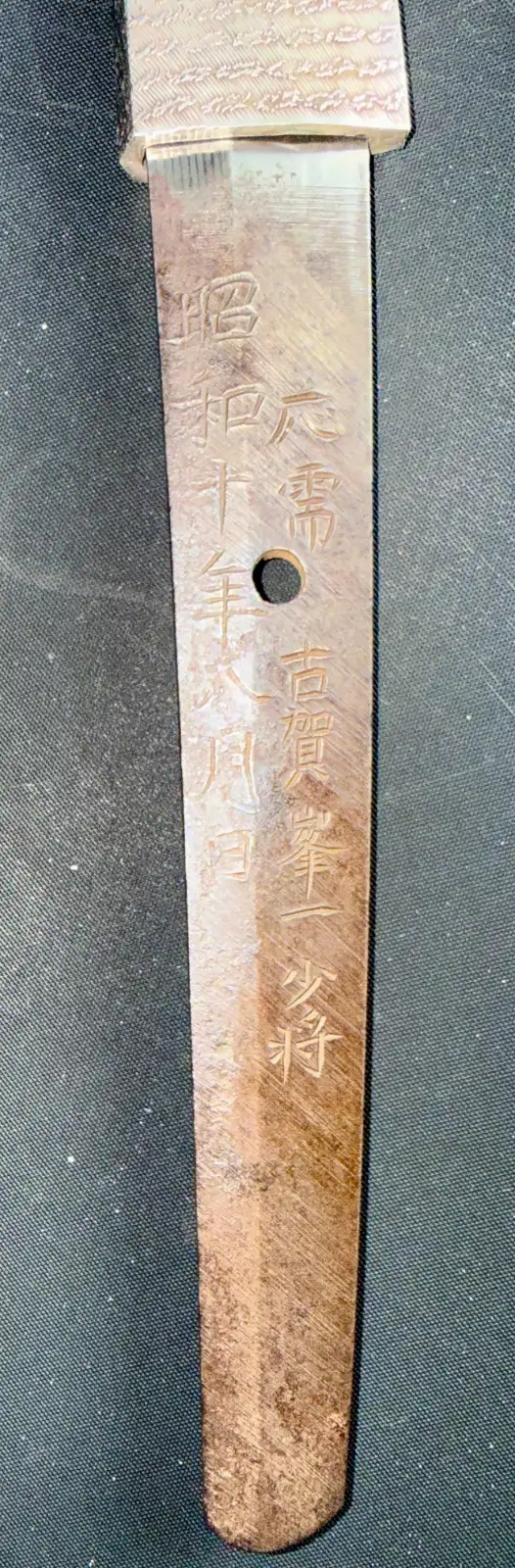 Close-up of the engraved tang of the Naval Commissioned Gendaitō katana by Sadashige Gassan