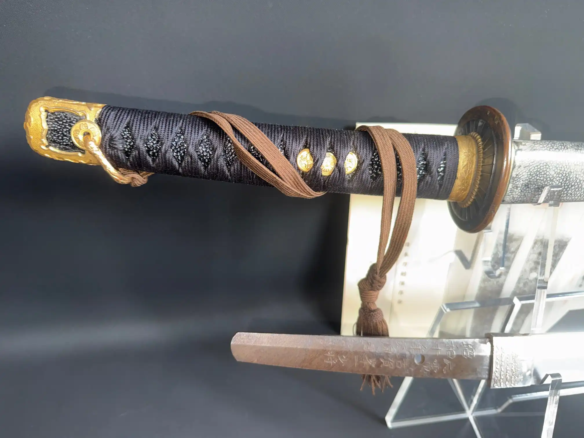 Naval Commissioned Gendaito katana by Sadashige Gassan, close-up of handle and partial tang inscription