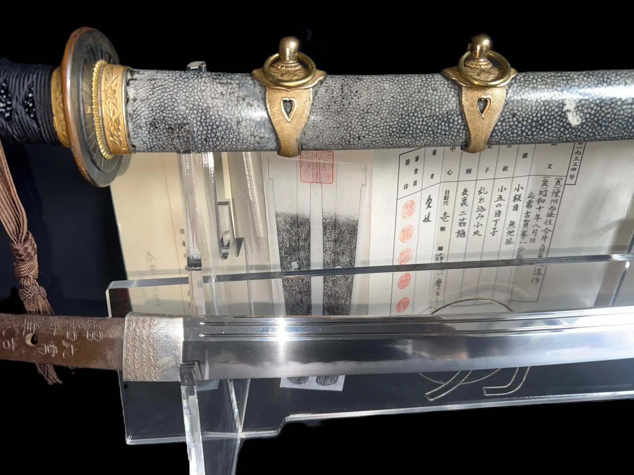 Naval Commissioned Gendaitō katana by Sadashige Gassan, close-up of ray skin saya, fittings and blade