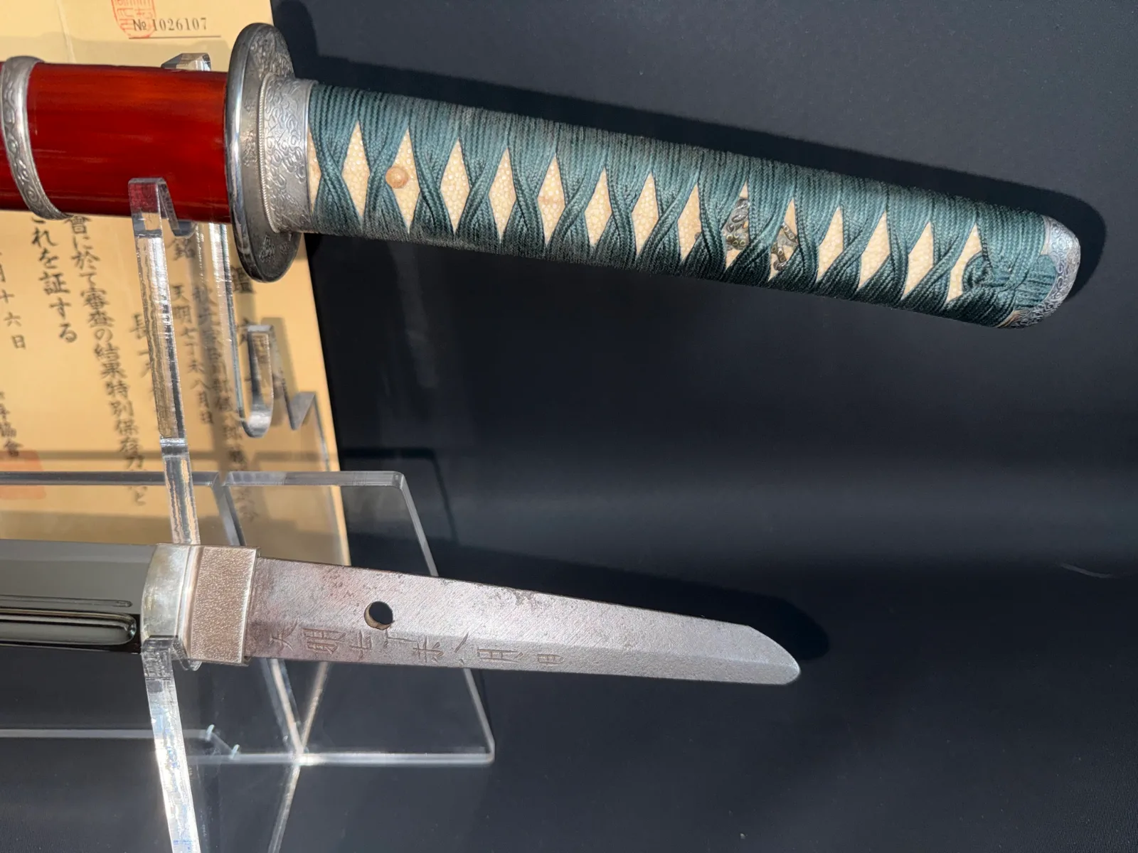 Suishinshi Masahide Wakizashi, NBTHK Tokubetsu Hozon, showing green wrapped handle and tang with inscription