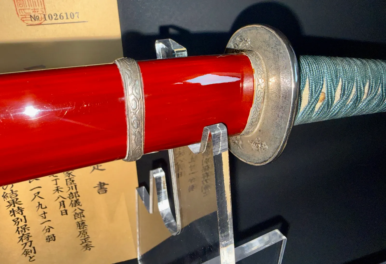 Suishinshi Masahide Wakizashi NBTHK Tokubetsu Hozon, close-up of red saya and silver fittings