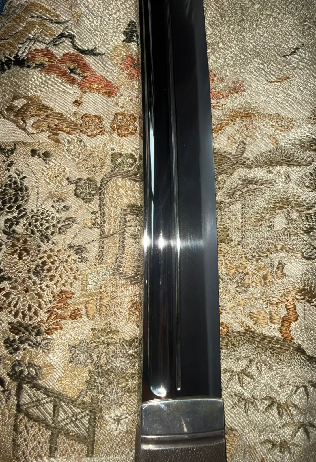 Suishinshi Masahide Wakizashi NBTHK Tokubetsu Hozon, sharp blade with shinogi on patterned fabric