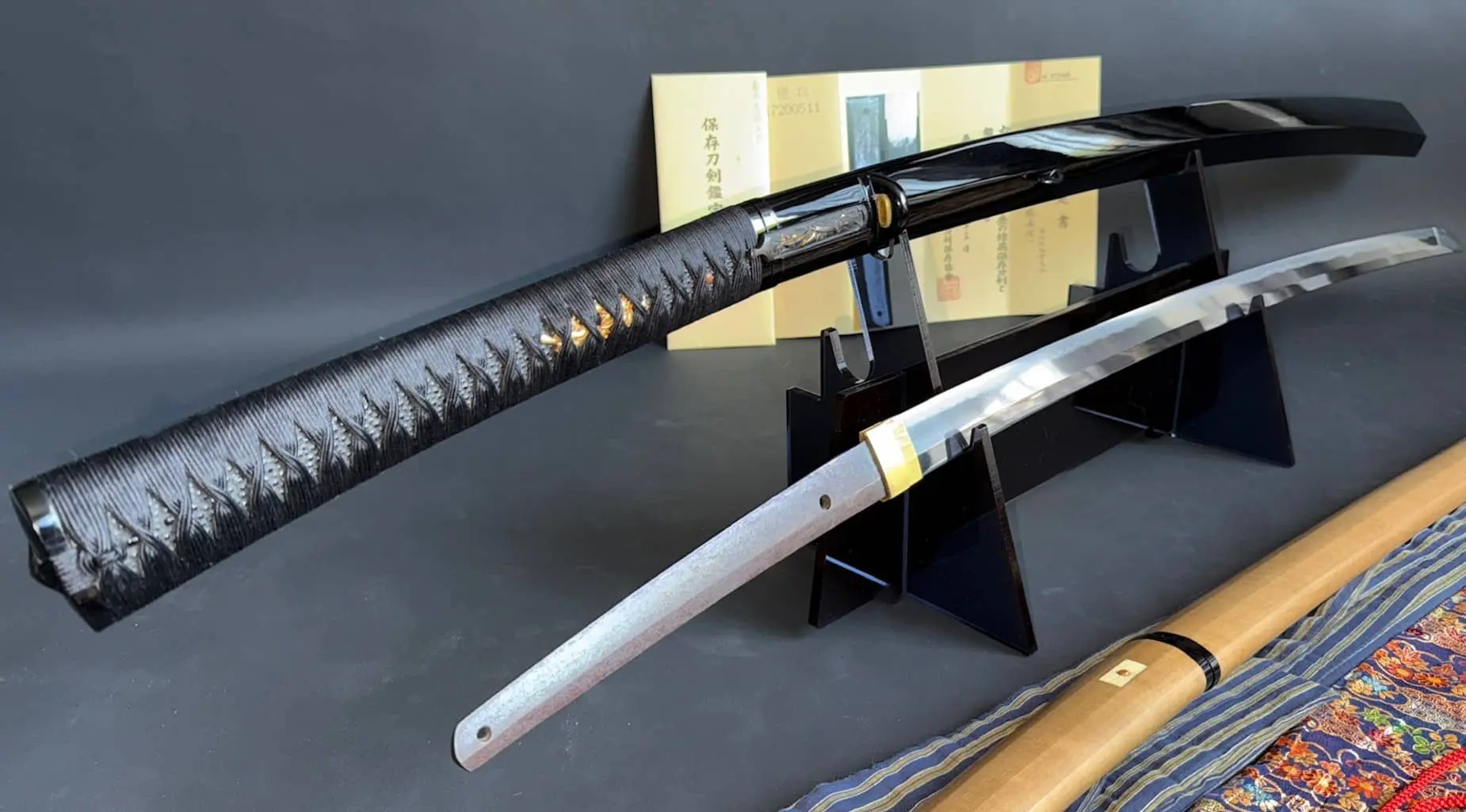 Jinja Hōnō Tachi Naganobu Katana, full view katana and scabbard on display stands
