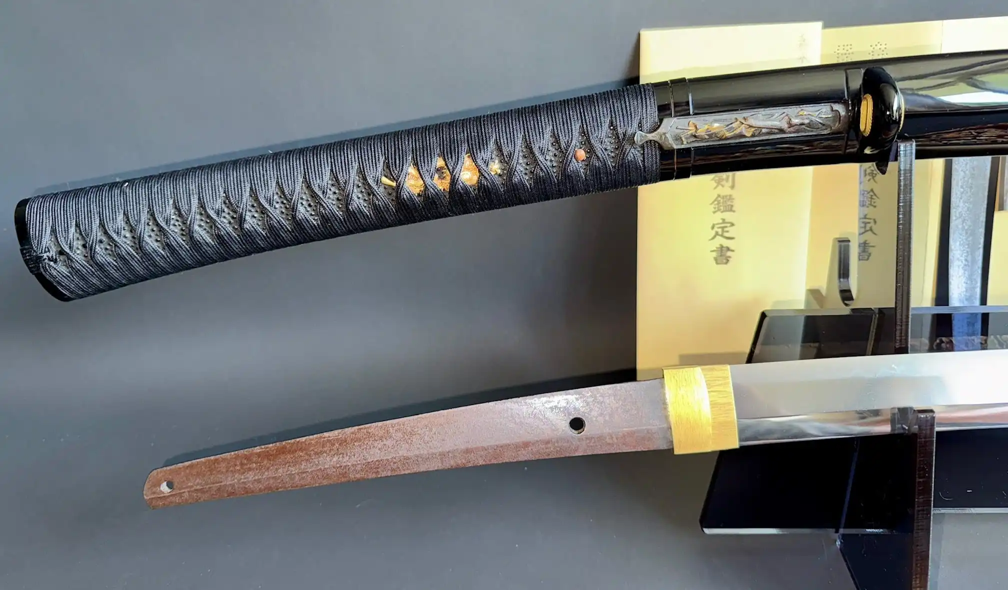 Jinja Hōnō Tachi Naganobu Katana, full tangible Nakago view, black tsuka ito and glossy saya