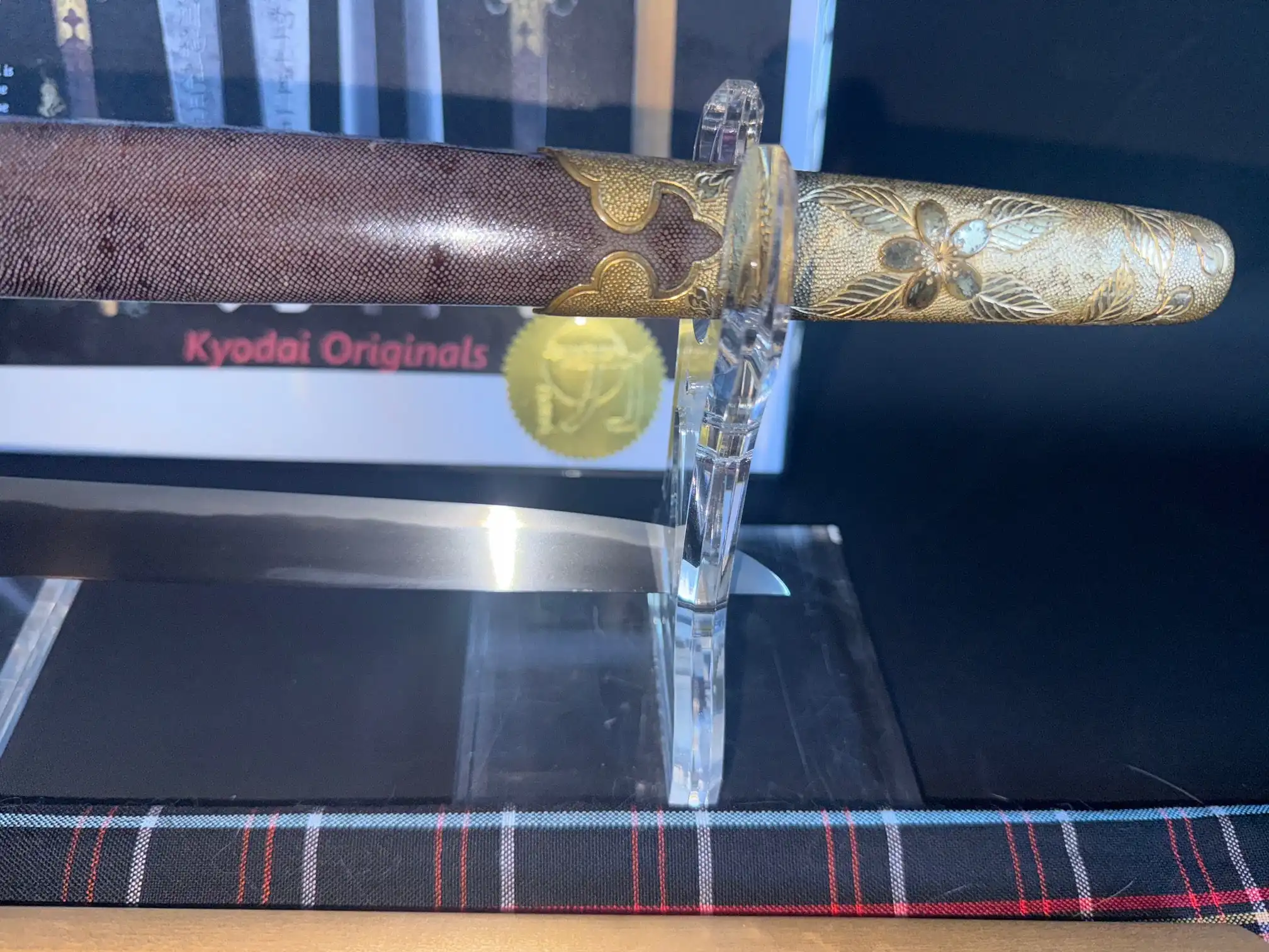 Minatogawa Tanto Masatada, detail of gold fittings and koshirae on a traditional Japanese tanto