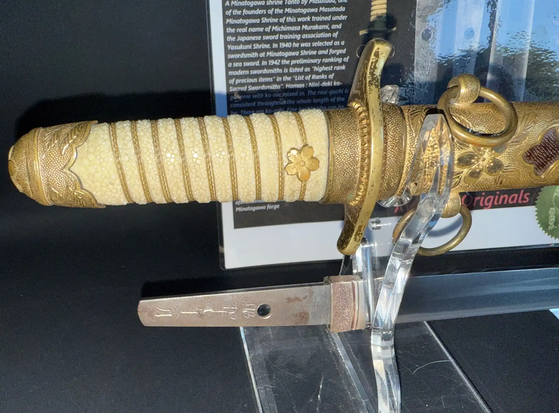 Minatogawa Tanto Masatada, close-up of handle featuring ornate gold fitting and partial tang of the tanto blade