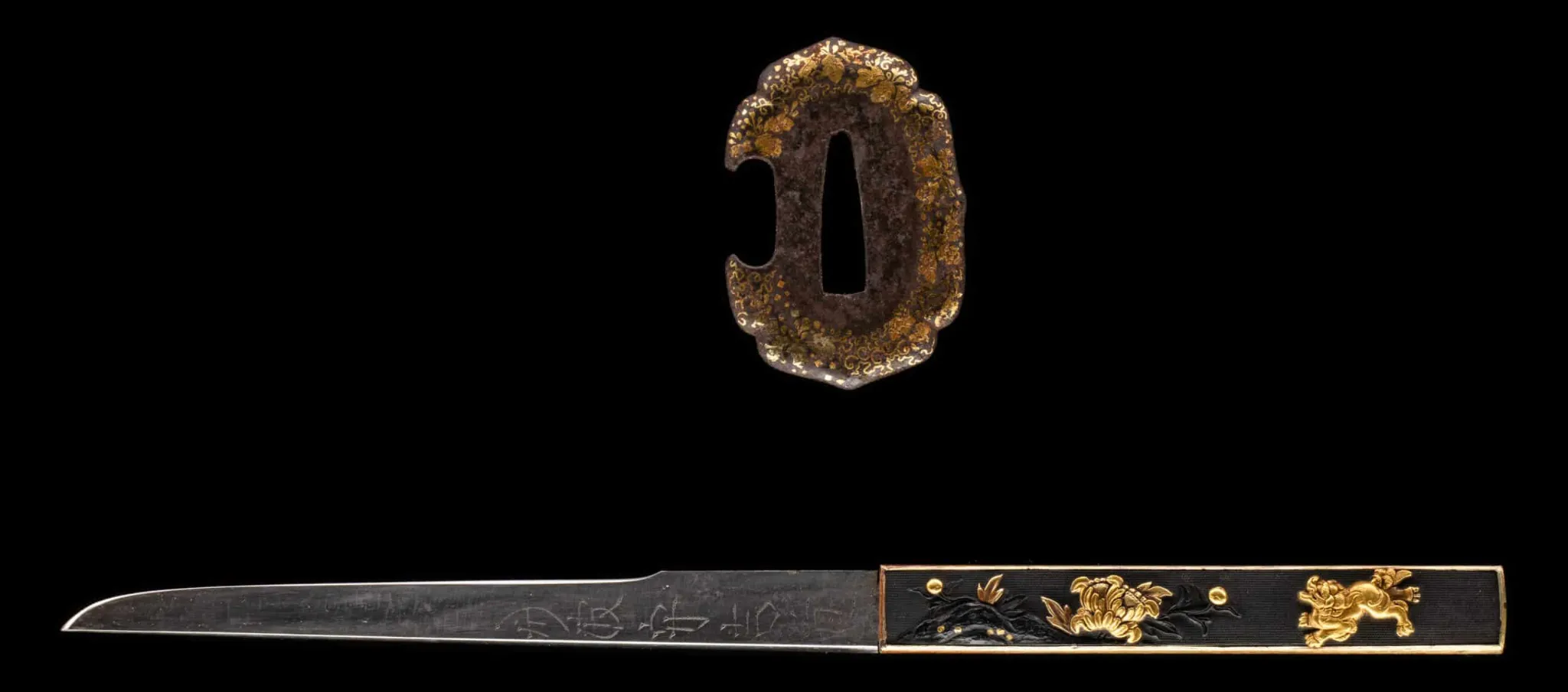 Tantō Muramasa Demon Steel blade with ornate gold fittings, top-down view of Japanese antique sword