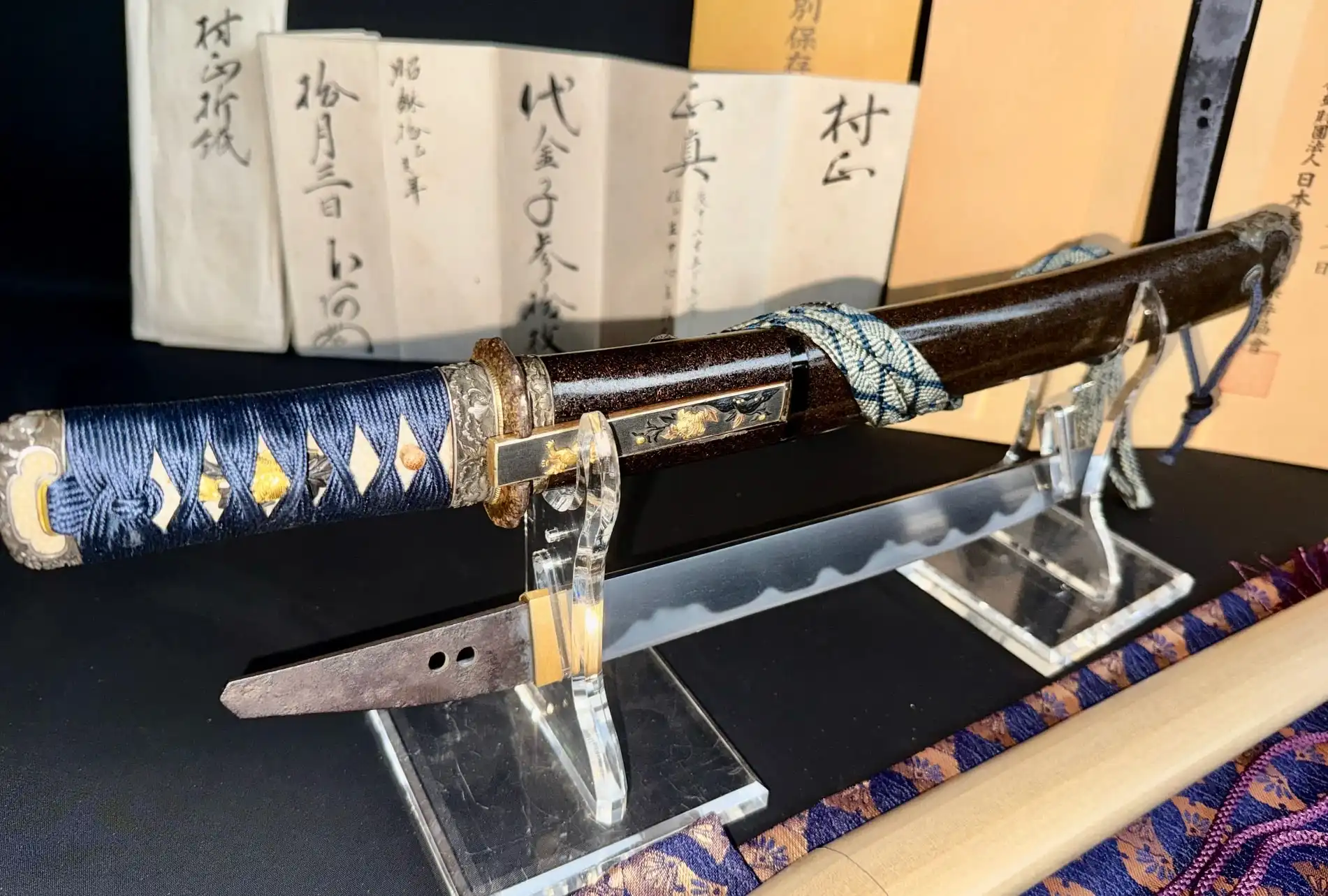 Tantō Muramasa Demon Steel with detailed dark blue tsuka and visible hamon blade angle