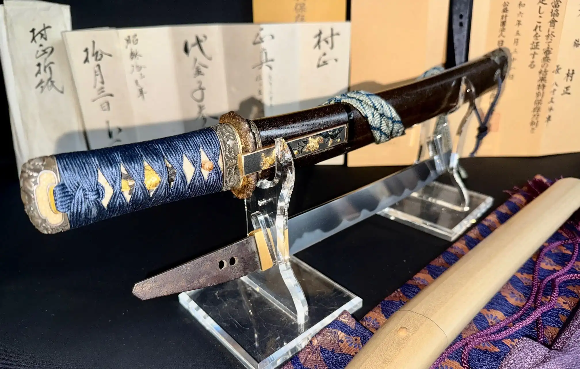 Full view of a Tantō Muramasa Demon Steel with blue wrapped handle and prominent blade displayed