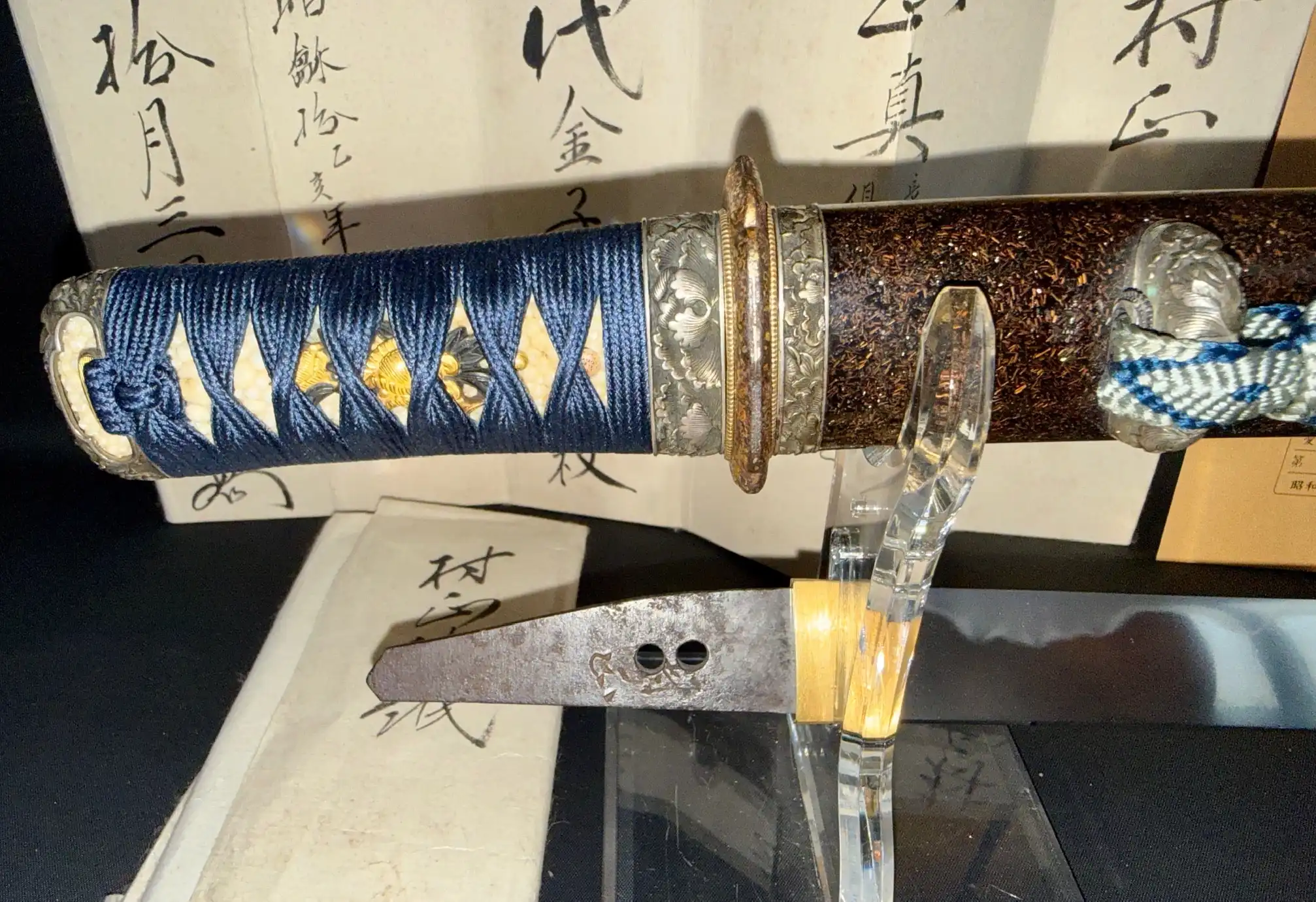 Full view Tantō Muramasa Demon Steel with blue tsuka-ito, detailed silver engravings, and demon steel blade tang