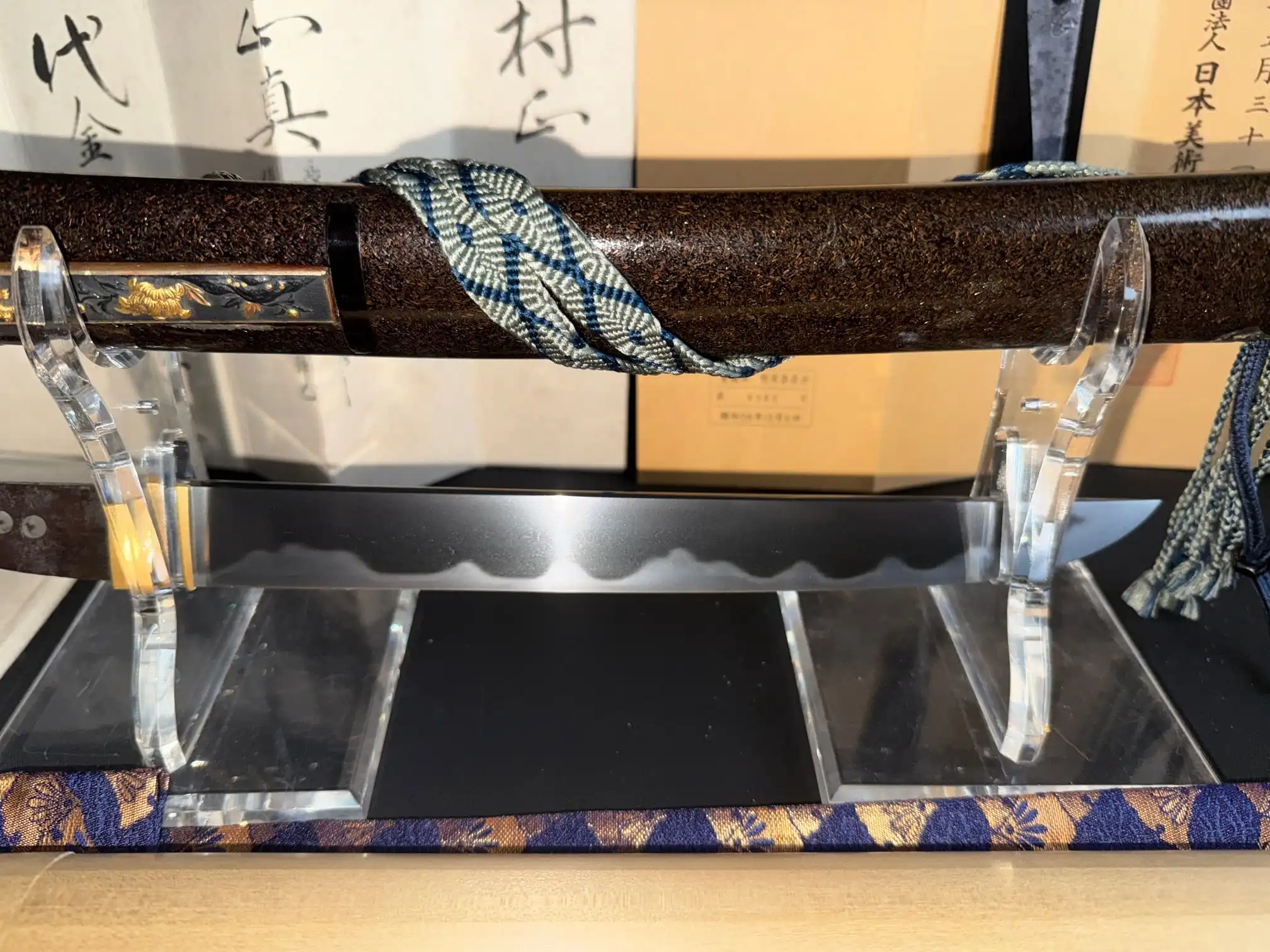 Tantō Muramasa Demon Steel with detailed dark scabbard and elegant hamon, displayed on stand