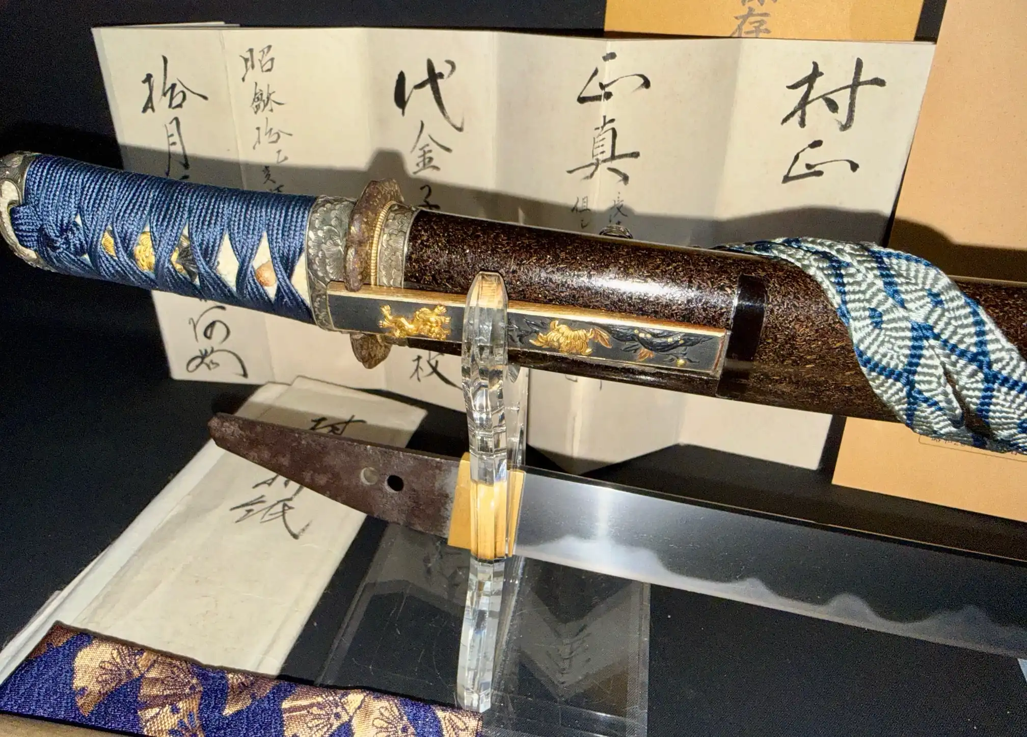 Tantō Muramasa Demon Steel with blue tsuka-ito and textured saya, blade visible with hamon
