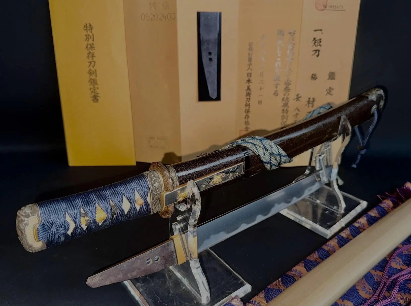 Tantō Muramasa Demon Steel with detailed dark blue tsuka, partially unsheathed blade, and certificate