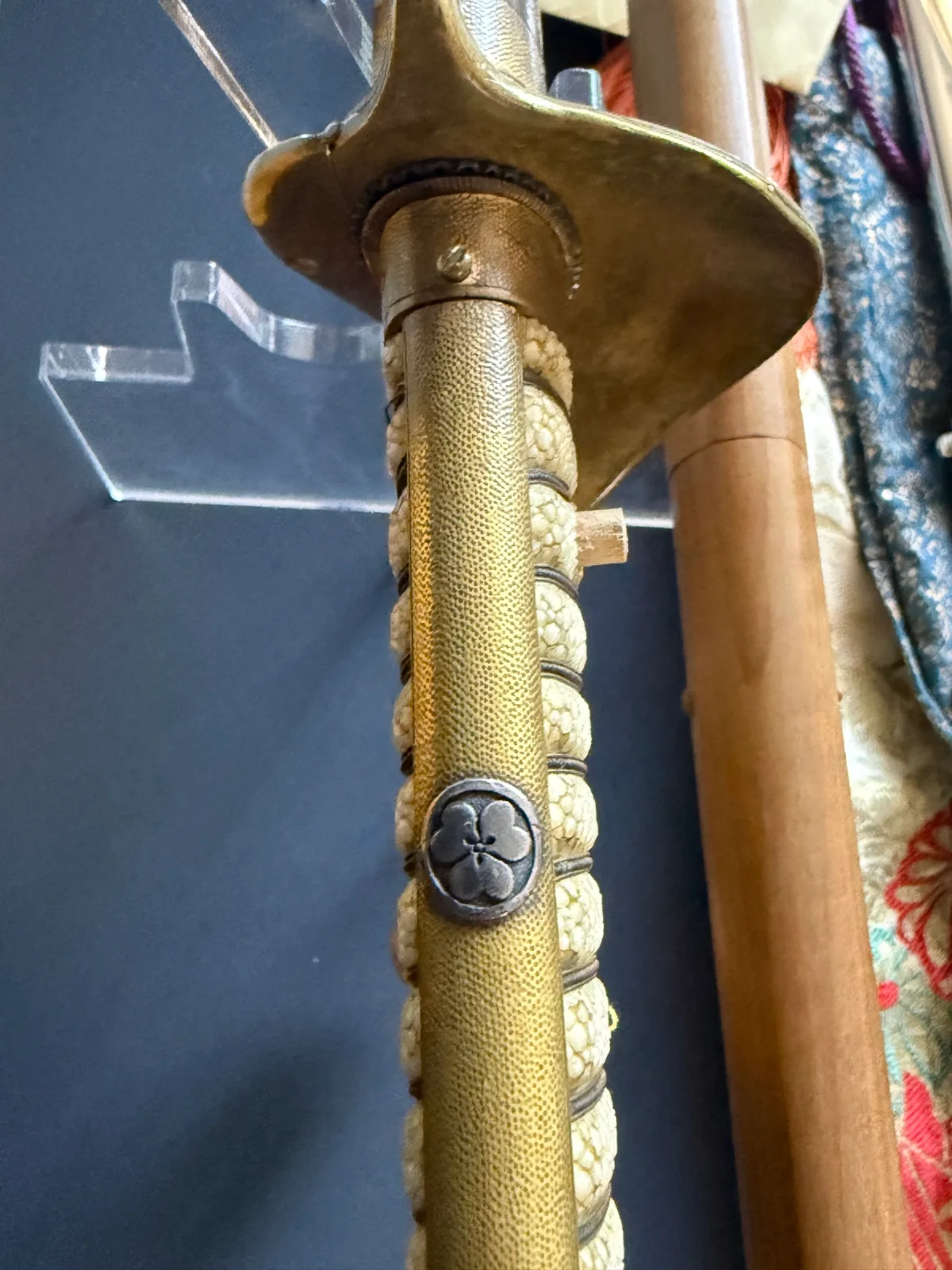 Naruse Family Heirloom Bizen Osafune Tadamitsu Katana handle with textured samegawa and mitsuba aoi mon emblem