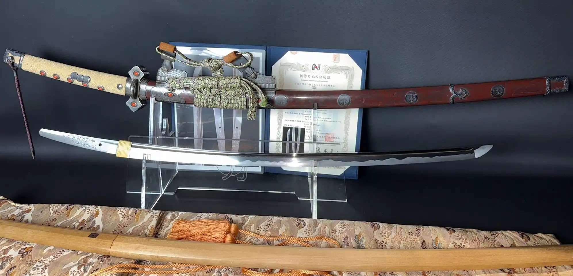 Top-down view of the Tachi Katana Sadayoshi/Sadahito, with blade and scabbard displayed on stands.